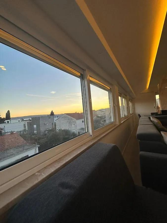 Rooftop Luxury Apartament Kastela 0*,